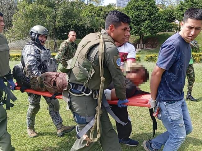 Evacuación de presunto integrante de las disidencias herido en combates. Foto: Ejército.