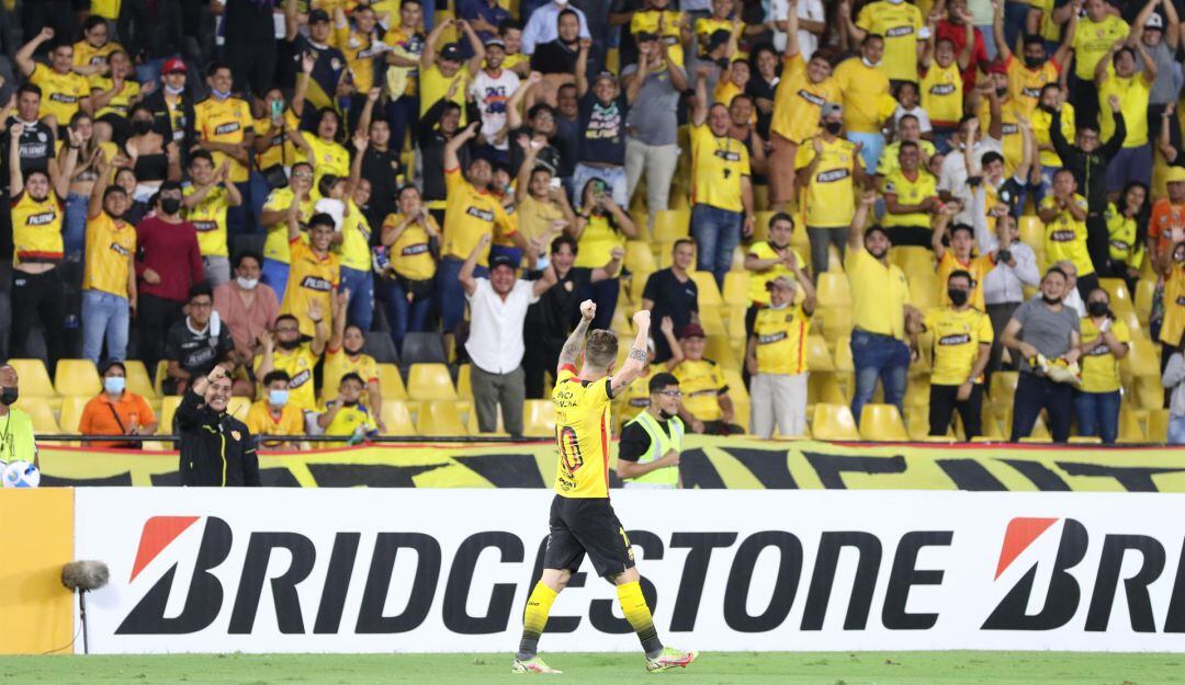 Damián Díaz festeja su anotación junto a los aficionados del Barcelona.