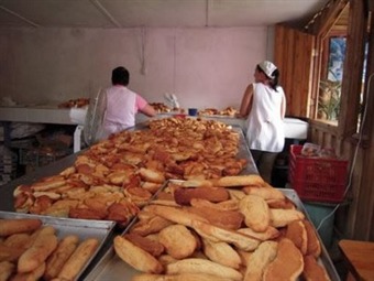La desigual lucha de los panaderos colombianos con los productos importados