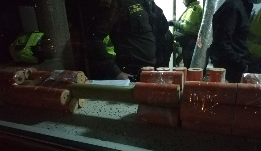Cargas de explosivos incautados por las autoridades.