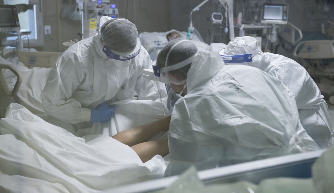 Médicos italianos retiran el cuerpo de un fallecido por COVID-19 para dejar libre la Unidad de Cuidado Intensivo.