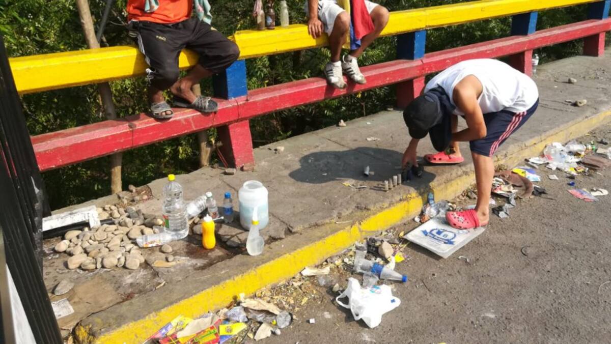 Entre escombros siguen los miembros de  la resistencia  