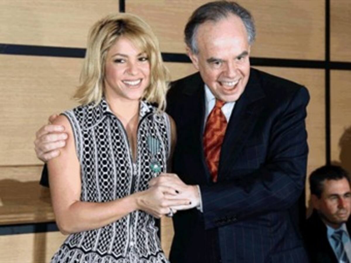 Ministro francés de Cultura condecora a Shakira