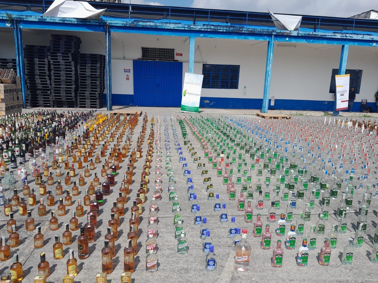 Destruyen licor de contrabando y adulterado en el Tolima.