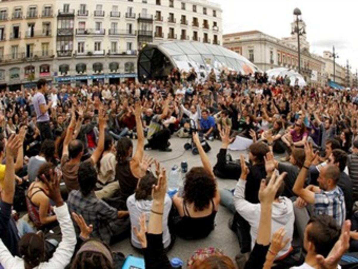Los acampados en Madrid mantienen su protesta tras una noche de lluvia