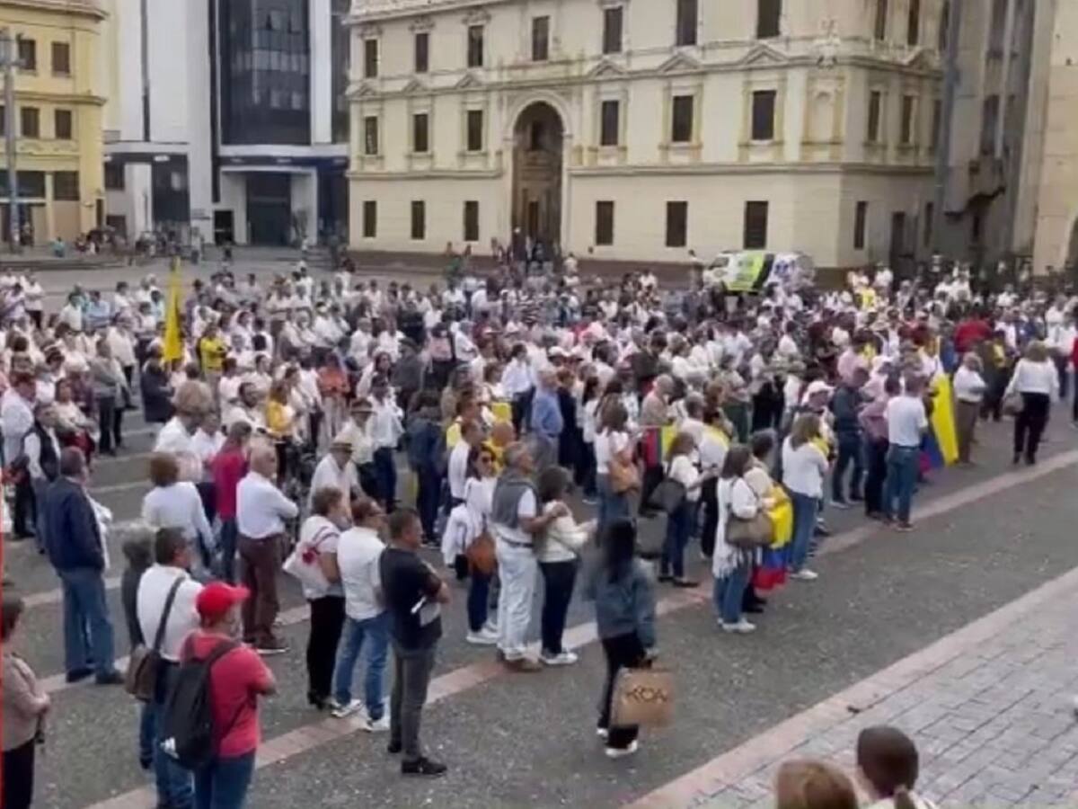 Cerca de 300 personas protestaron en contra de las reformas de Petro, en Manizales