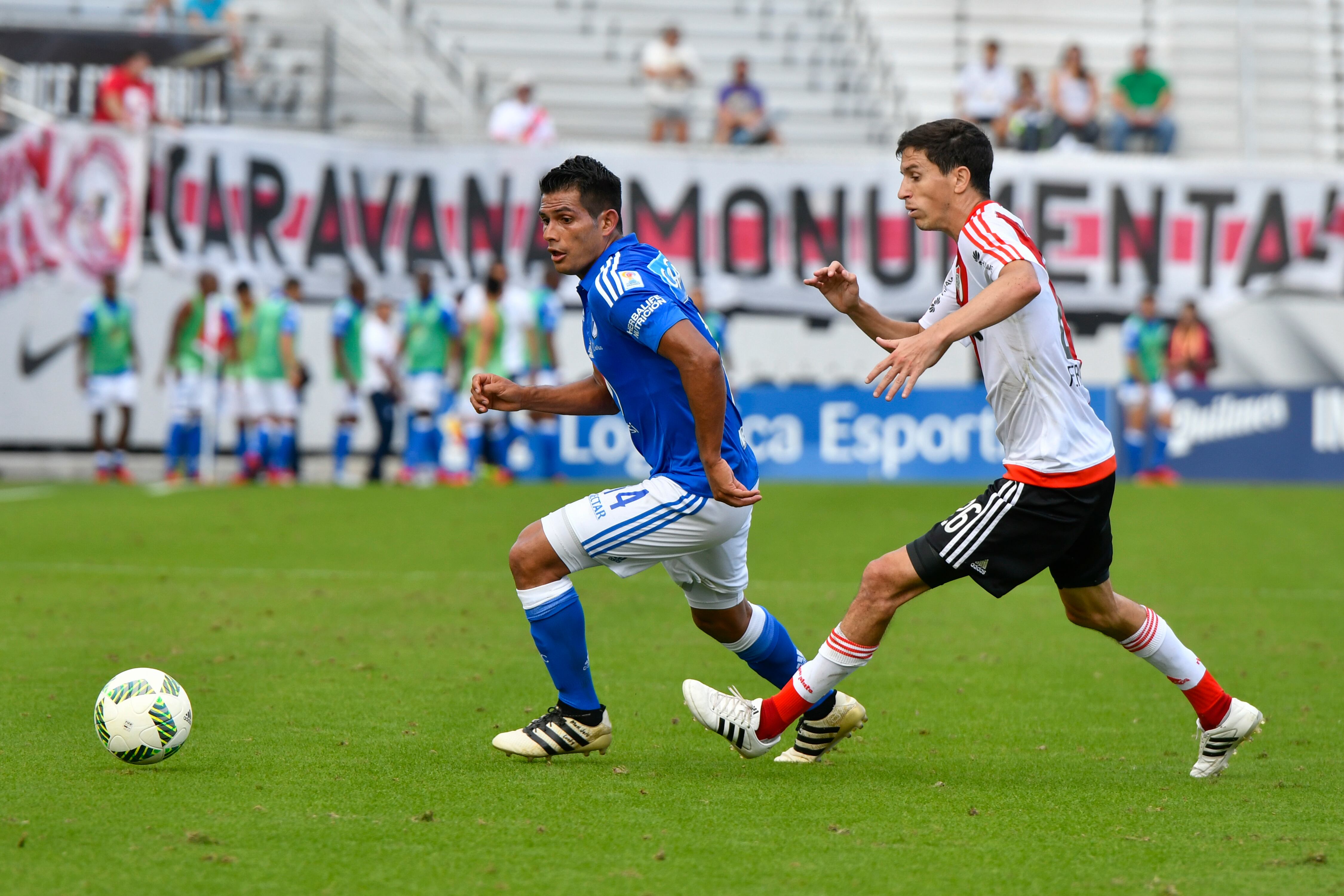 David Mackalister Silva (Millonarios) y Nacho Fernández (River Plate) durante el amistoso de ambos equipos disputado en Estados Unidos durante el 2017. (Photo by Roy K. Miller/Icon Sportswire via Getty Images)