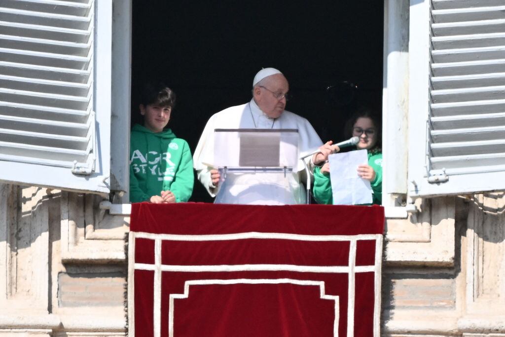 El Papa Francisco durante la oración del Ángelus el 28 de enero de 2024 en el Vaticano. (Foto de Alberto PIZZOLI/AFP) (Foto de ALBERTO PIZZOLI/AFP vía Getty Images)