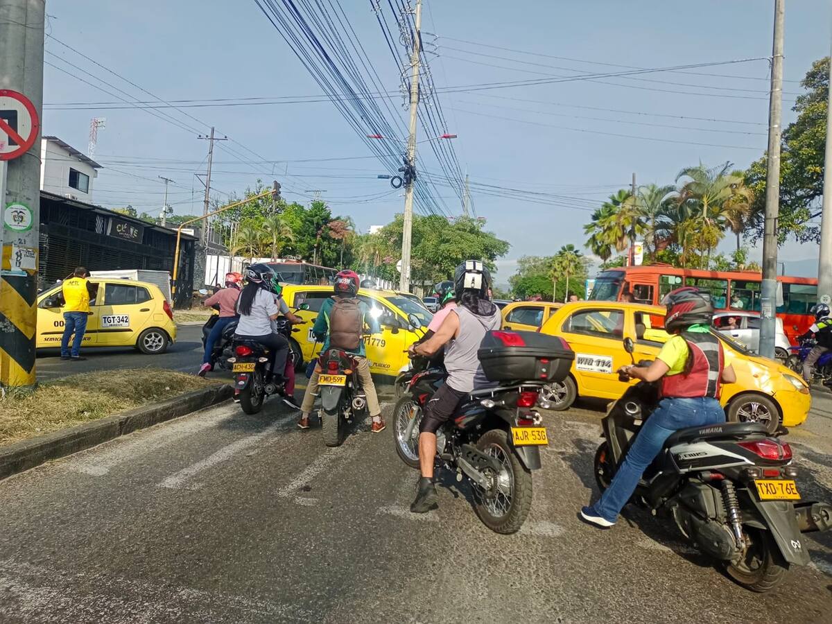 Un grupo de taxistas realiza plan tortuga en Ibagué
