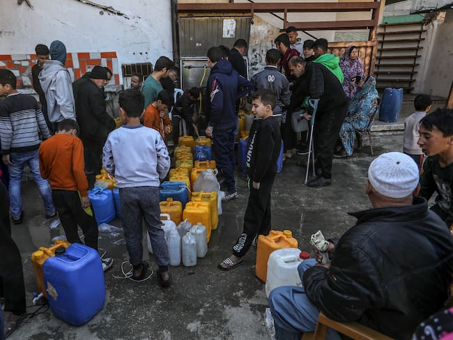 Niños palestinos se refugian en Rafah. (Foto de Abed Rahim Khatib/Anadolu vía Getty Images)