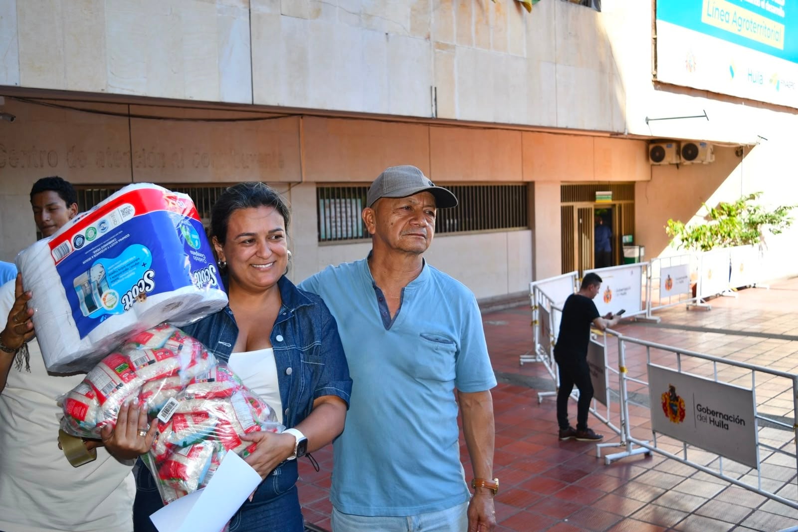Paola Parra, junto a uno de los huilenses que se sumó a la campaña de donaciones. Foto Gobernación del Huila