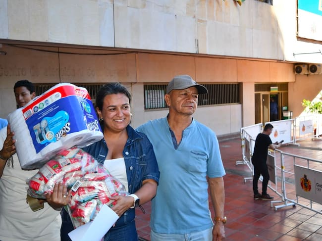 Paola Parra, junto a uno de los huilenses que se sumó a la campaña de donaciones. Foto Gobernación del Huila