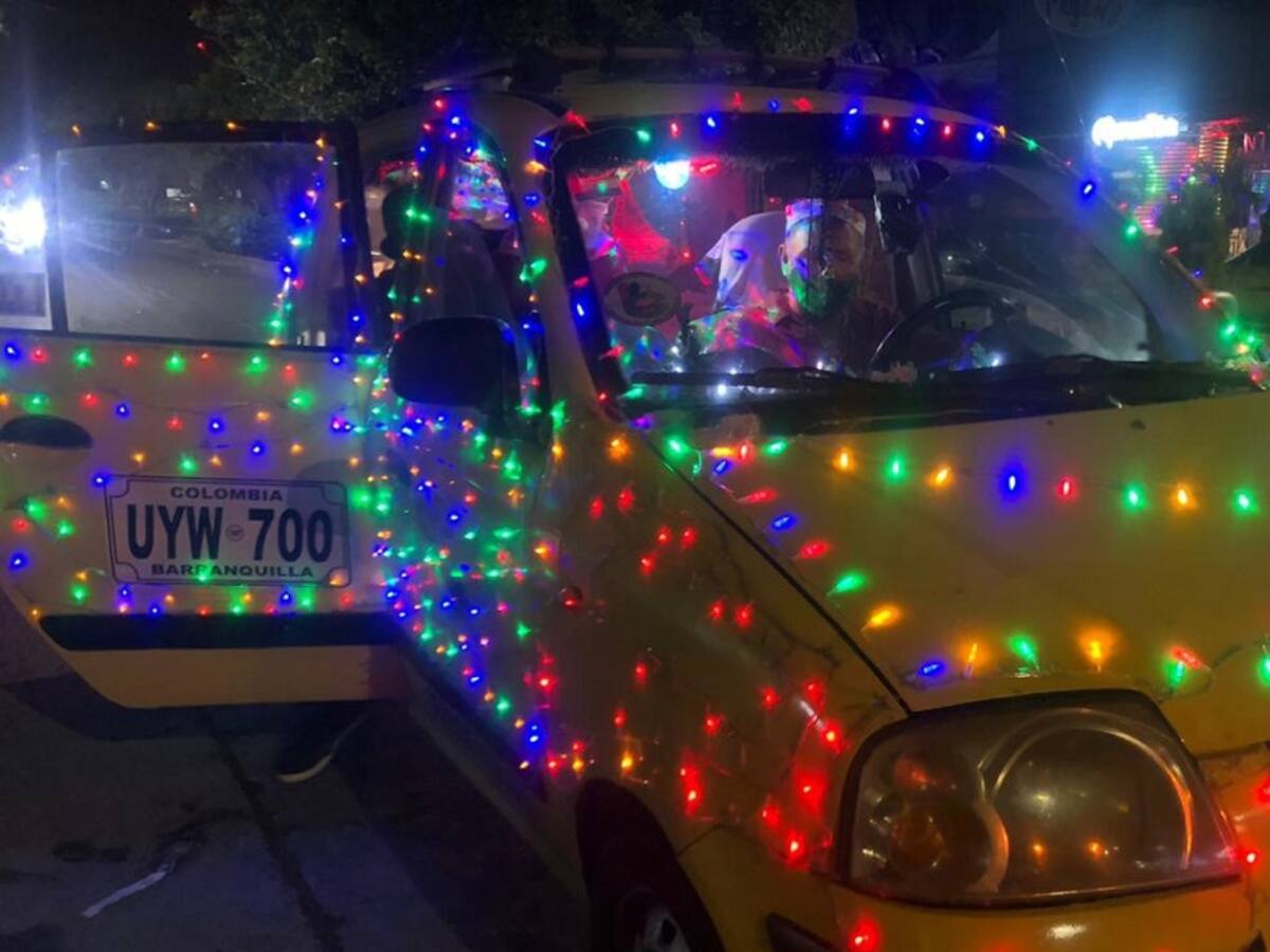 El taxista que se pasea en Barranquilla llevando la magia de la Navidad