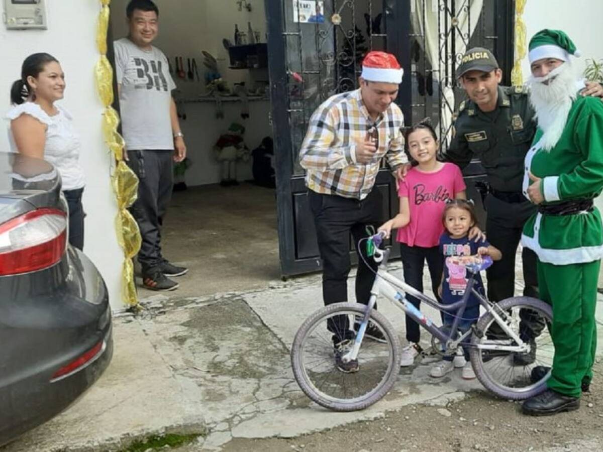 Policía cumple el sueño de entregar bicicletas a niños en Ibagué