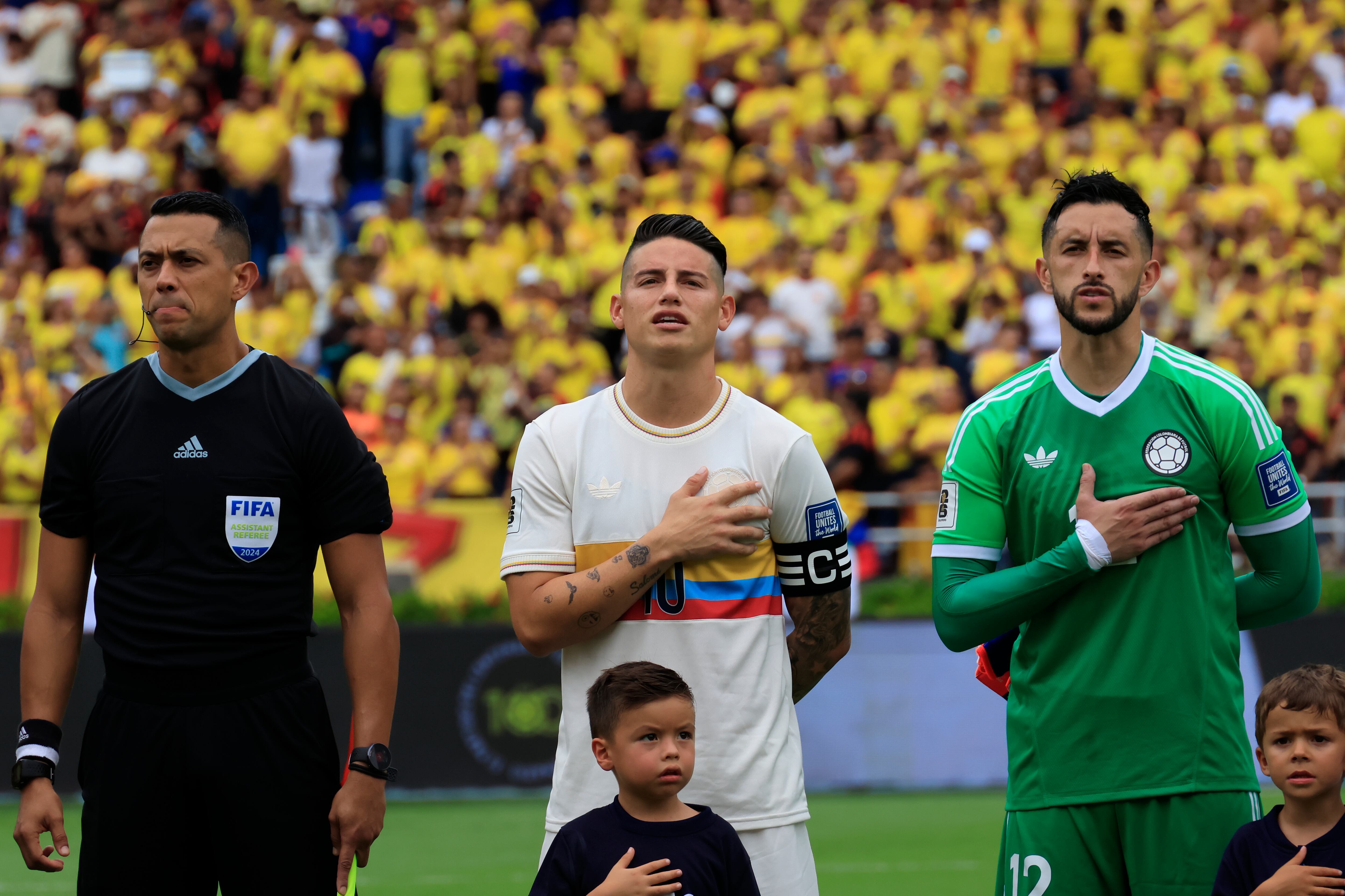 James Rodríguez (c) de Colombia se forma, previo al partido de las eliminatorias sudamericanas para el Mundial 2026, en el estadio Metropolitano en Barranquilla (Colombia). EFE/ Ricardo Maldonado Rozo