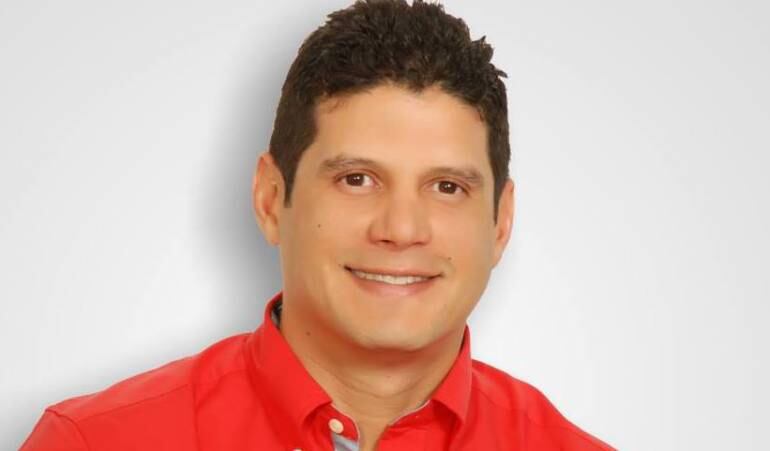 El candidato tendría relación con familiares condenados por para política.