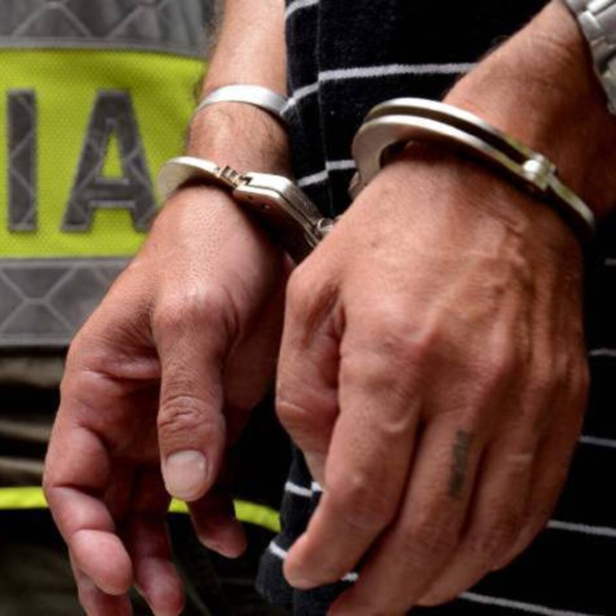 Detuvieron a un pizzero y un cocinero por hacer graffitis en la pila de la Plaza Mayor de Villa de Leyva