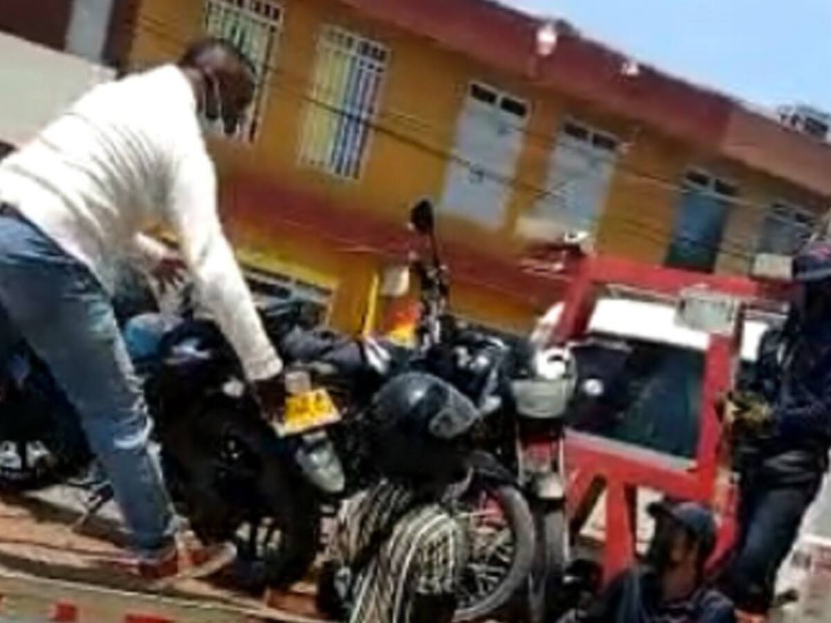 Motociclistas bajaron vehículos de grúa del DATT para evitar inmovilización