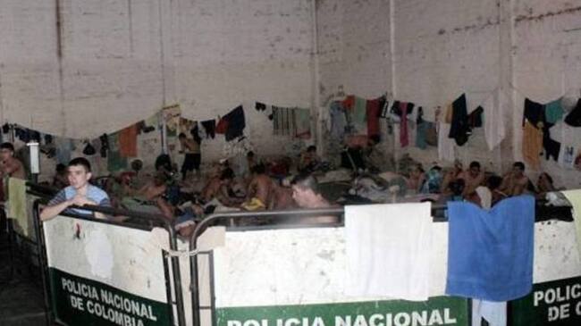 Hacinadas se encuentran las estaciones de policía.