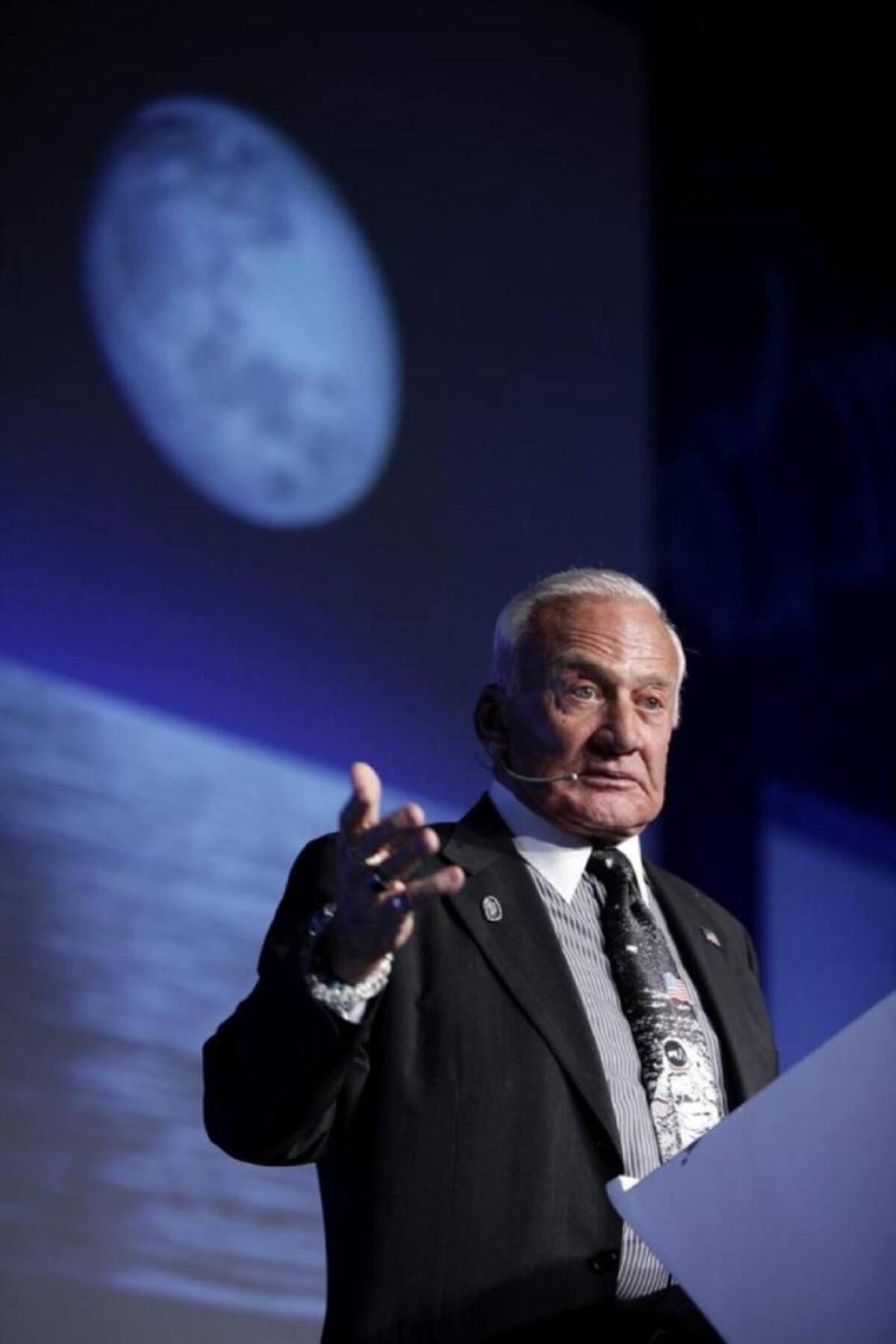 El astronauta Buzz Aldrin, quien pisó la Luna junto a Neil Armstrong en la misión Apolo XI, aseguró que es "vital" la cooperación internacional para explorar Marte.