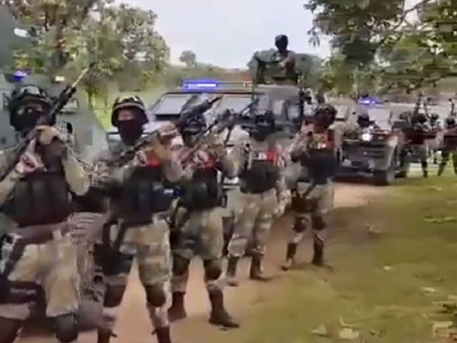 Miembros del cartel Jalisco Nueva Generación posaron con armamento militar y camiones blindados. Foto: Captura de video