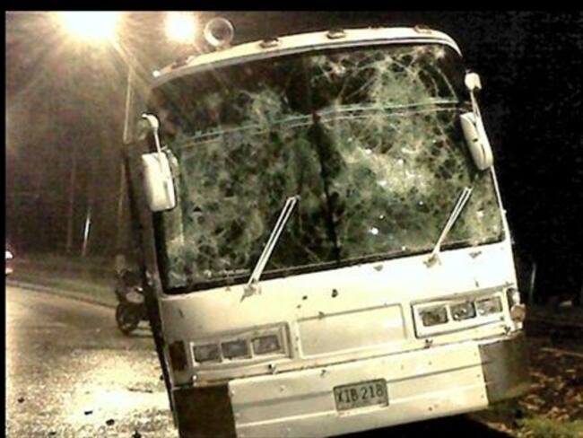 Dos muertos en accidente de bus de hinchas del Junior en Santander