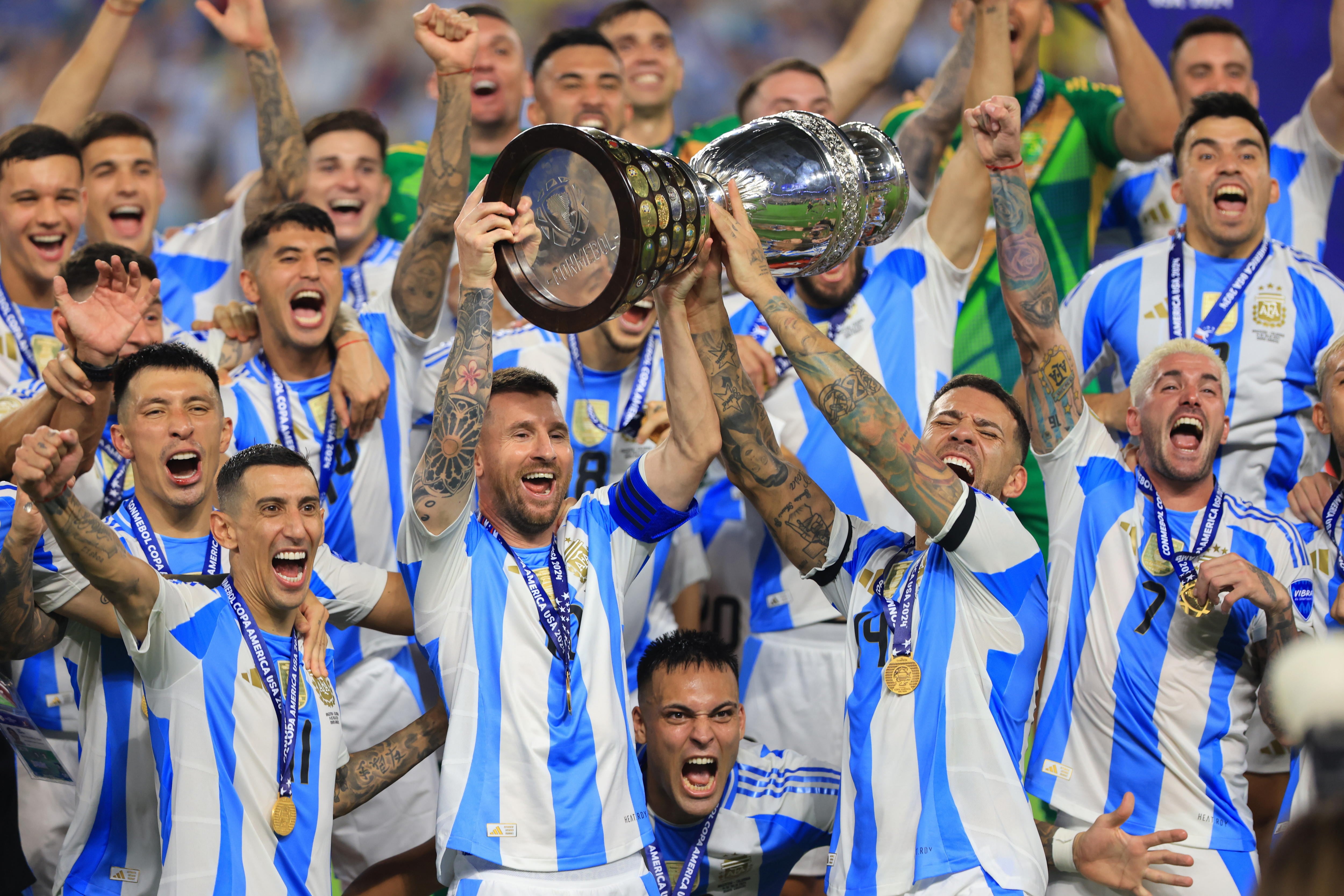 Miami (United States), 15/07/2024.- Argentina's Lionel Messi raises the trophy after winning the CONMEBOL Copa America 2024 final against Colombia, in Miami Gardens, Florida, USA, 14 July 2024. Argentina won 1-0 after a goal by striker Lautaro Martinez in extra time. EFE/EPA/CRISTOBAL HERRERA-ULASHKEVICH