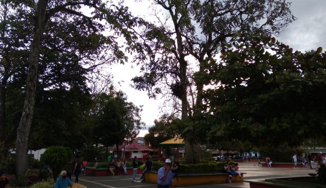 Plaza principal en el corregimiento de Barcelona en Calarcá 