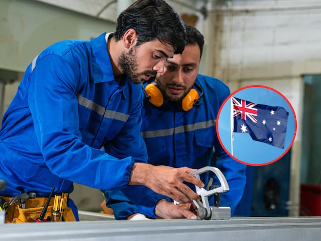 Hombres trabajando en una industria y de fondo una bandera de Australia (Fotos vía Getty Images)