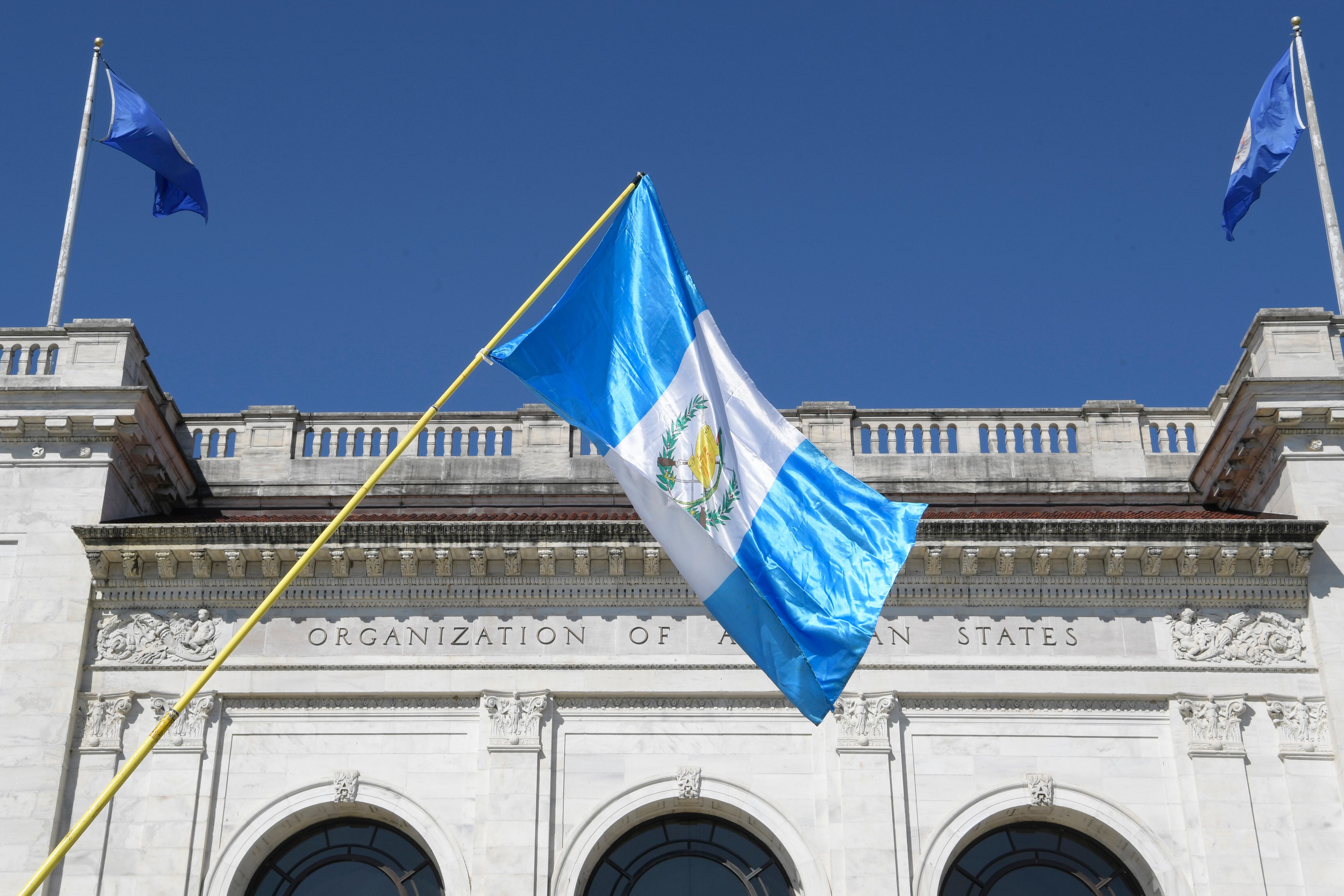 -FOTODELDÍA- USA8753. WASHINGTON (DC, EEUU), 01/09/2023.- Vista hoy de una bandera guatemalteca frente a la sede de la Organización de los Estados Americanos (OEA) en Washington, D.C (EE.UU). La misión electoral de la Organización de los Estados Americanos (OEA) avisó este viernes que las acciones de la justicia en Guatemala, entre las que se incluye la suspensión del partido del presidente electo, Bernardo Arévalo de León, ponen en peligro "la estabilidad democrática" del país. EFE/Lenin Nolly