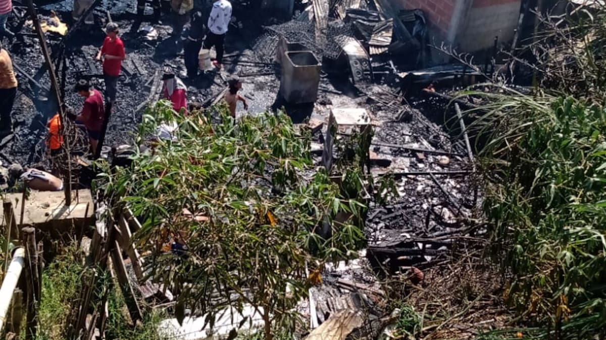 Cuatro casas incineradas y tres personas lesionadas dejó un incendio en Bello