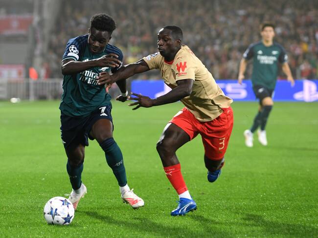 Bukayo Saka y Deiver Machado en el duelo entre Arsenal y Lens por la Champions League. (Photo by Stuart MacFarlane/Arsenal FC via Getty Images)