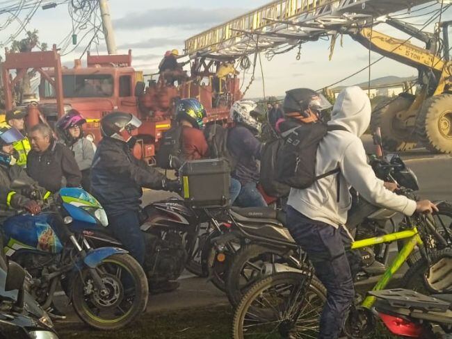 Fuerte trancón en la vía Funza-Siberia debido a un accidente de tránsito entre un camión y una grúa. Foto: Suministrada.