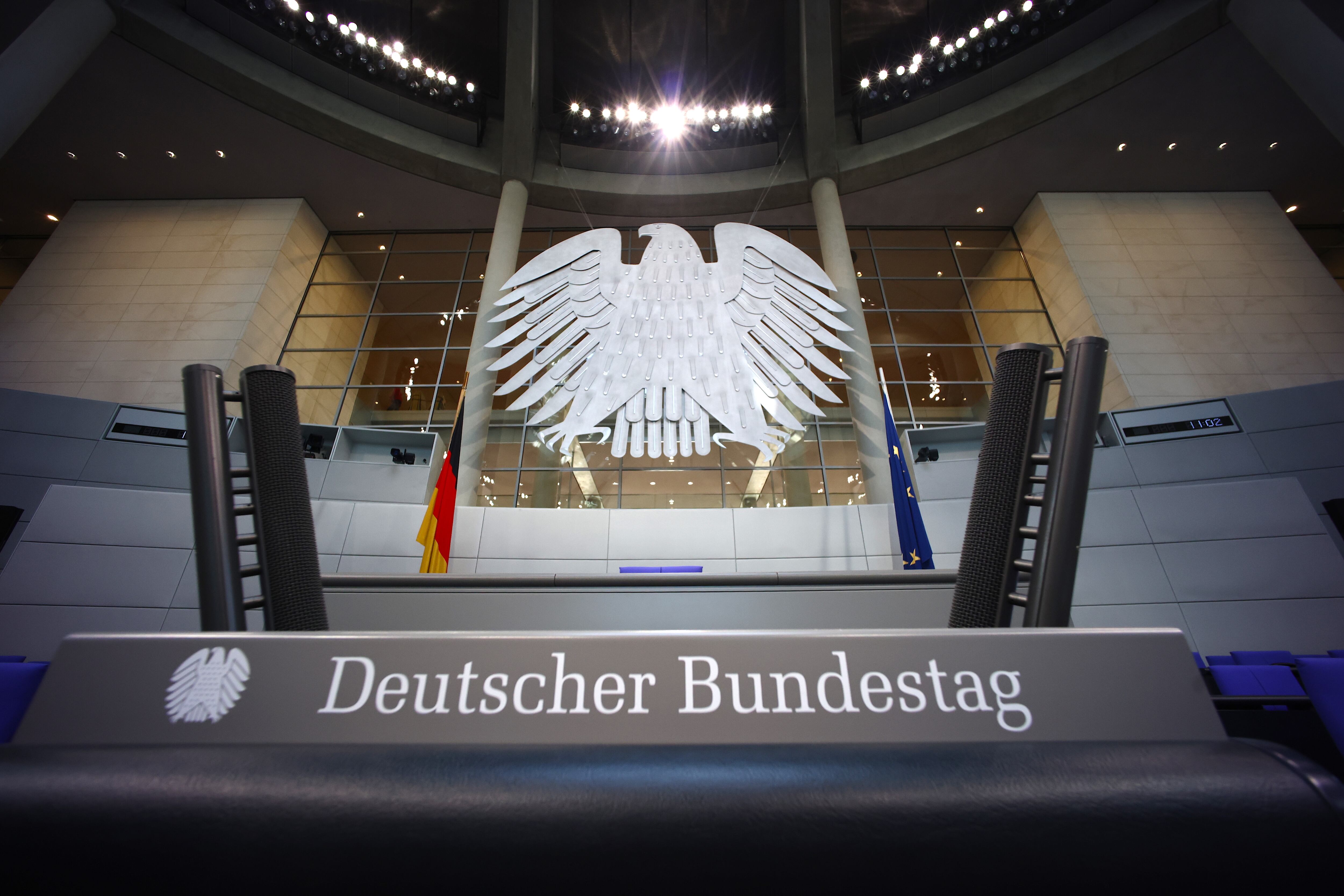Berlin (Germany), 19/03/2025.- The lectern in the parliament is pictured during the setup for the new seating of the federal parliament, Bundestag at the Reichstag building in Berlin, Germany, 19 March 2025. Seats in the German Bundestag are allocated to regional lists of parties that either pass a five percent electoral threshold of the federally valid second votes or win at least three constituencies. (Alemania) EFE/EPA/HANNIBAL HANSCHKE