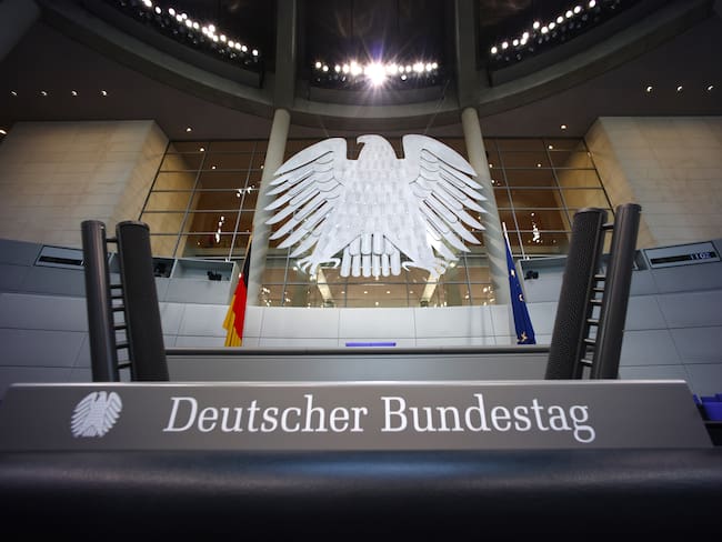 Berlin (Germany), 19/03/2025.- The lectern in the parliament is pictured during the setup for the new seating of the federal parliament, Bundestag at the Reichstag building in Berlin, Germany, 19 March 2025. Seats in the German Bundestag are allocated to regional lists of parties that either pass a five percent electoral threshold of the federally valid second votes or win at least three constituencies. (Alemania) EFE/EPA/HANNIBAL HANSCHKE
