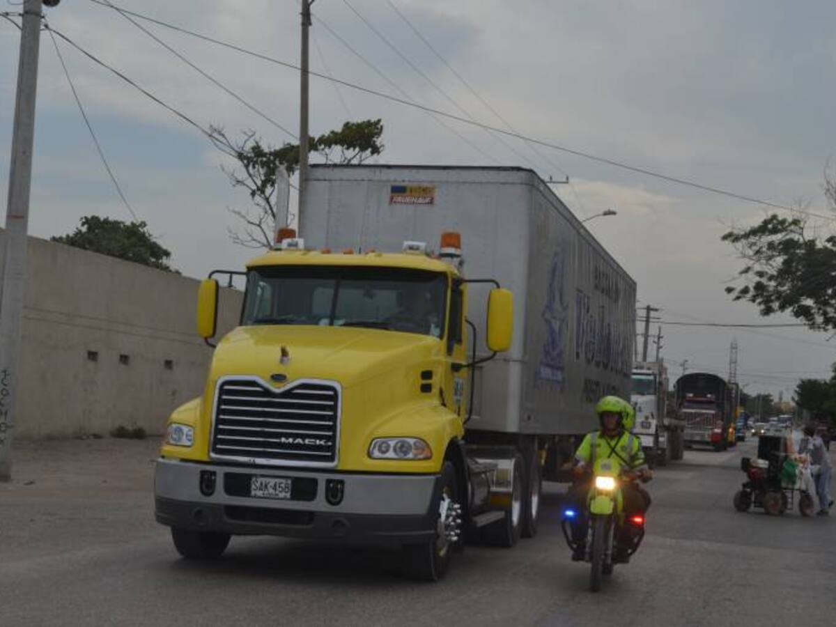 Policía acompaña camiones con carga que ingresan a Barranquilla