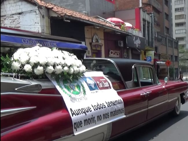 Con carro fúnebre la Policía Metropolitana recorre las calles de Medellín