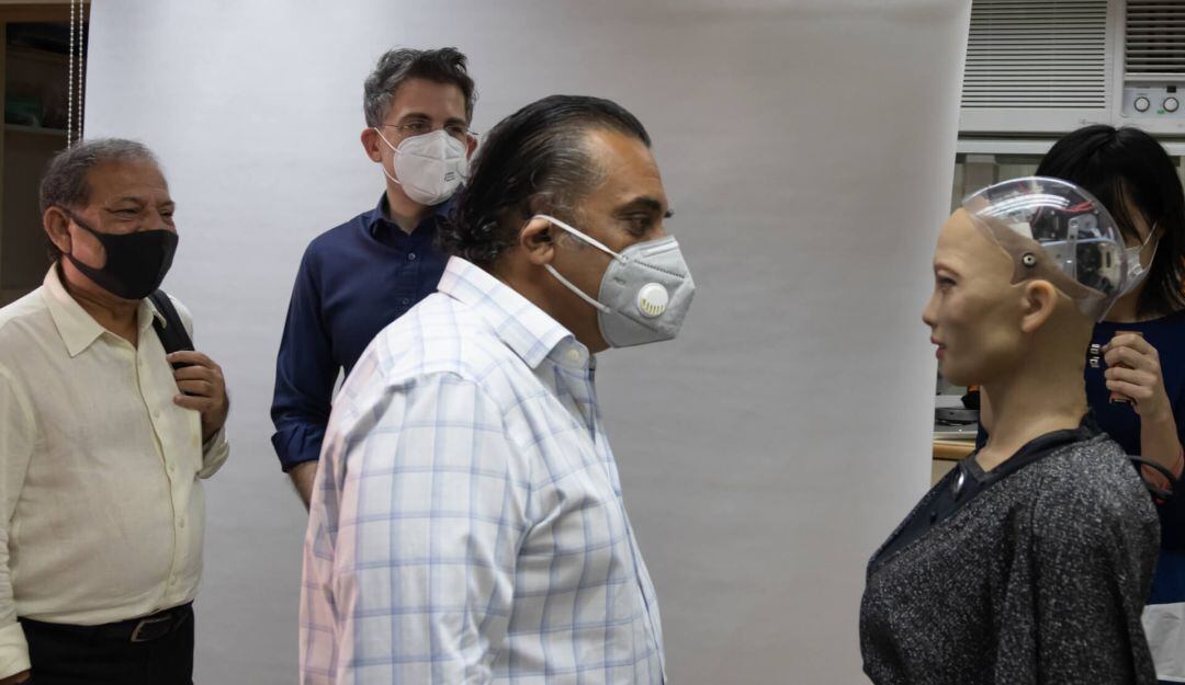 La robot Grace puede socializar con los contagiados y aislados mientras toma su temperatura y otros datos para determinar su estado de salud.