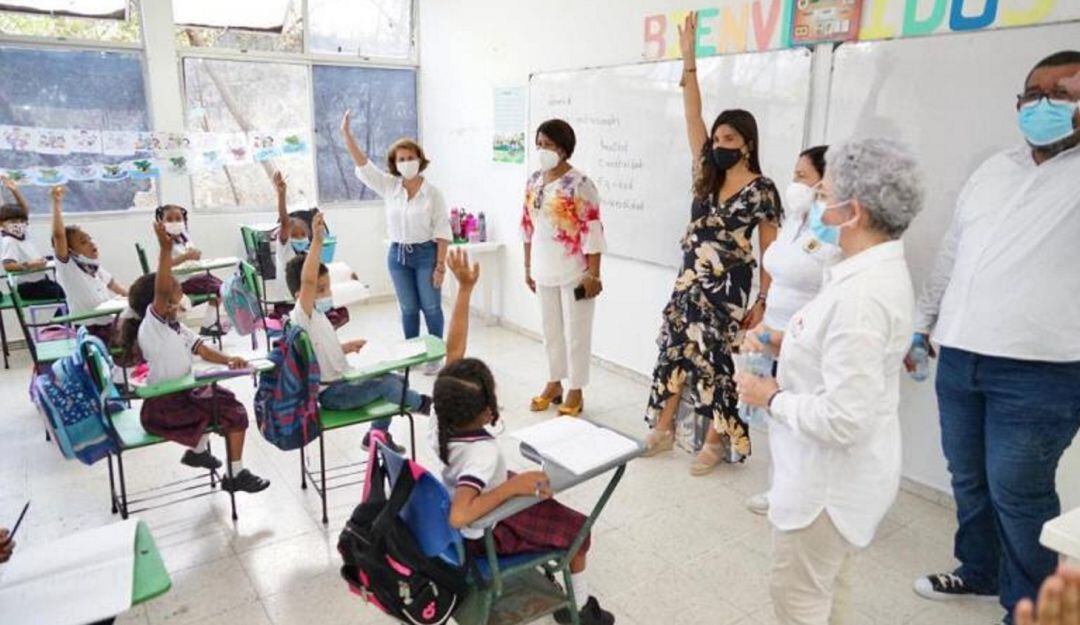 La ministra de Educación María Victoria Angulo hizo un recorrido por los principales colegios de la ciudad