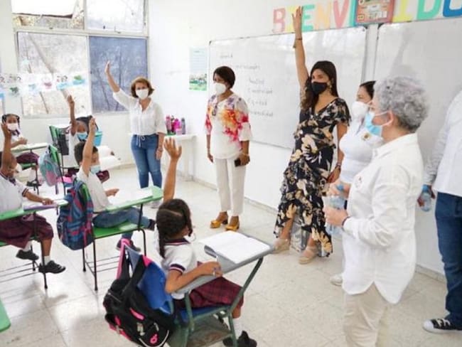 La ministra de Educación María Victoria Angulo hizo un recorrido por los principales colegios de la ciudad