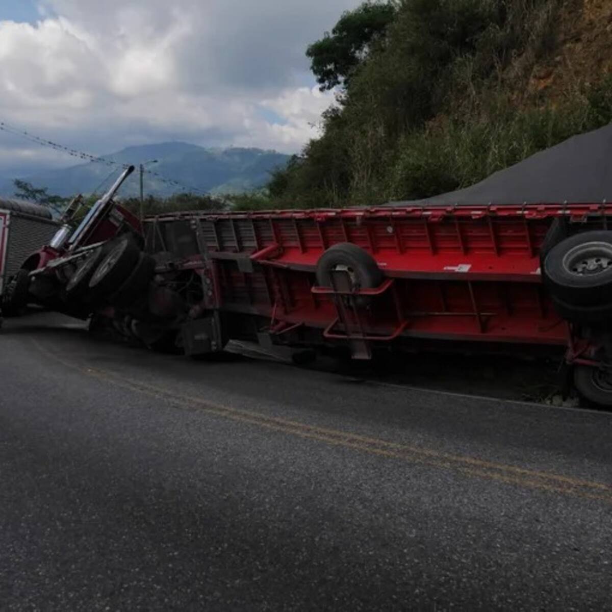 Accidente de tractomula genera trancón al norte de Bucaramanga