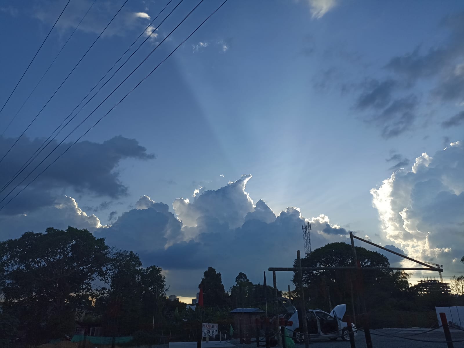 Hermoso atardecer en Armenia el domingo 11 de febrero. foto Adrián Trejos