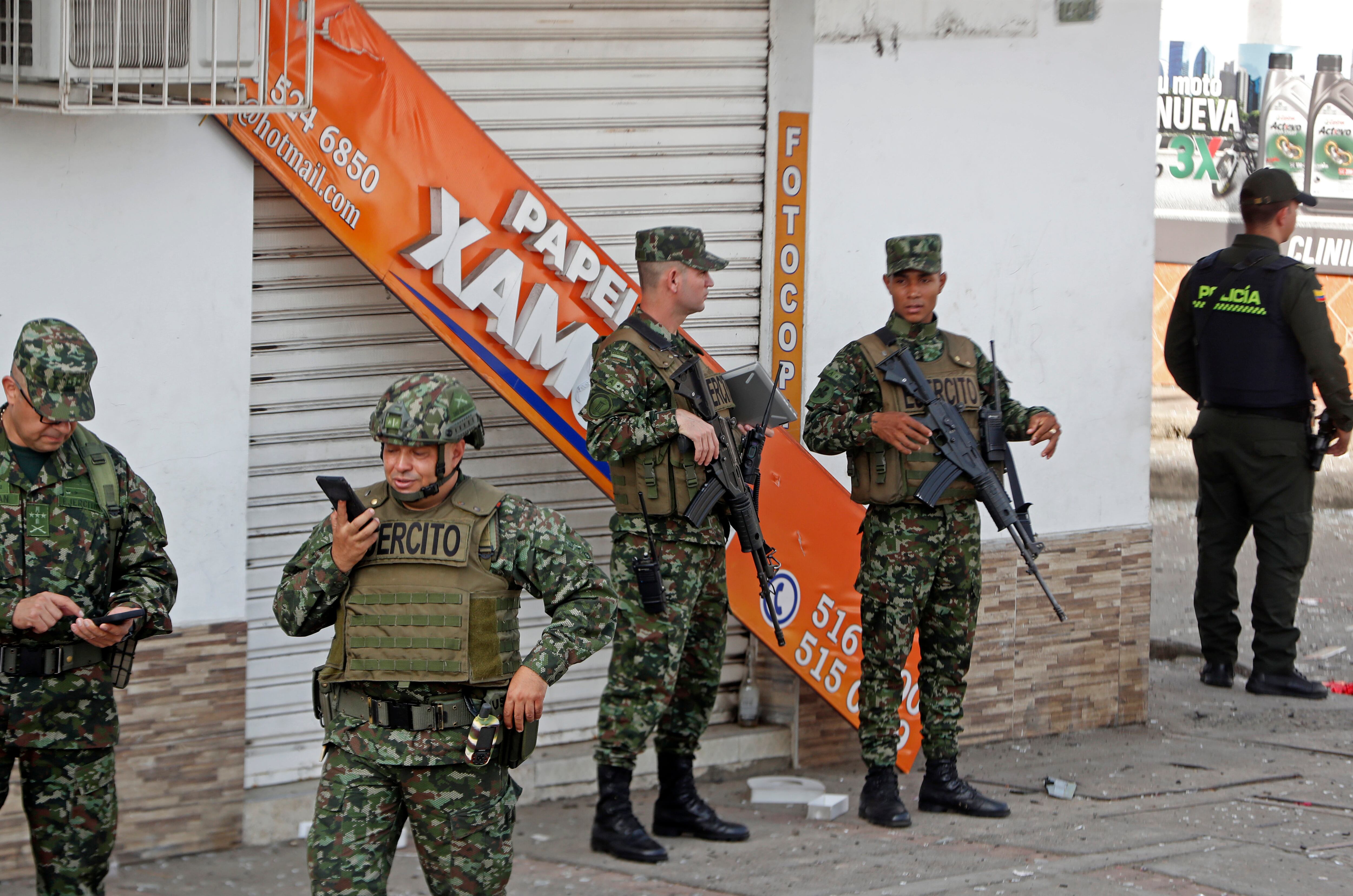 Soldados del Ejército de Colombia custodian el lugar donde explotó un artefacto este lunes en Jamundí (Colombia). EFE/Ernesto Guzmán