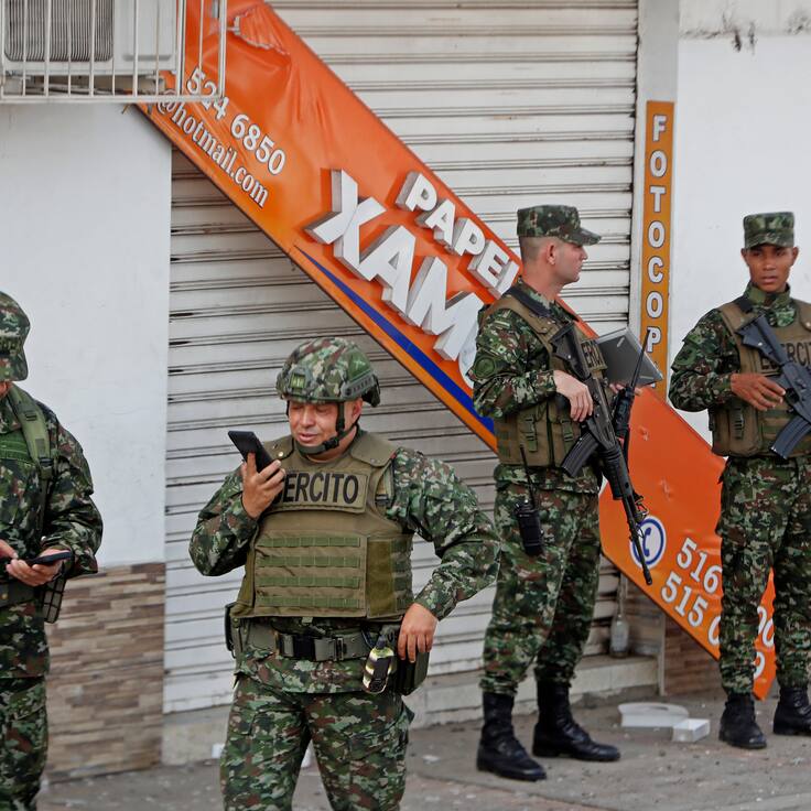 AME7525. JAMUNDÍ (COLOMBIA), 20/05/2024.- Soldados del Ejército de Colombia custodian el lugar donde explotó un artefacto este lunes en Jamundí (Colombia). Al menos cinco personas resultaron heridas este lunes en un atentado perpetrado en Jamundí, en el departamento colombiano del Valle del Cauca (suroeste), mientras que los habitantes de la localidad de Morales, en el vecino departamento del Cauca, denunciaron un hostigamiento de presuntos disidentes de las FARC. EFE/Ernesto Guzmán