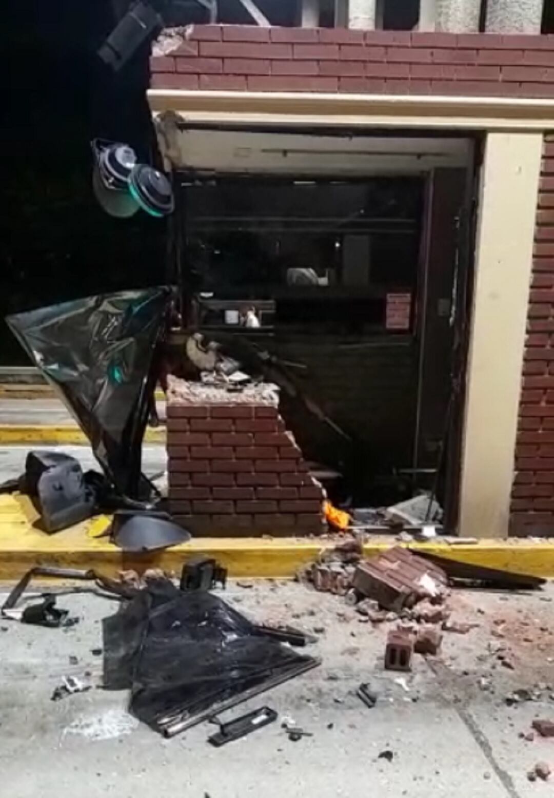 Garita destruida tras el impacto del vehículo