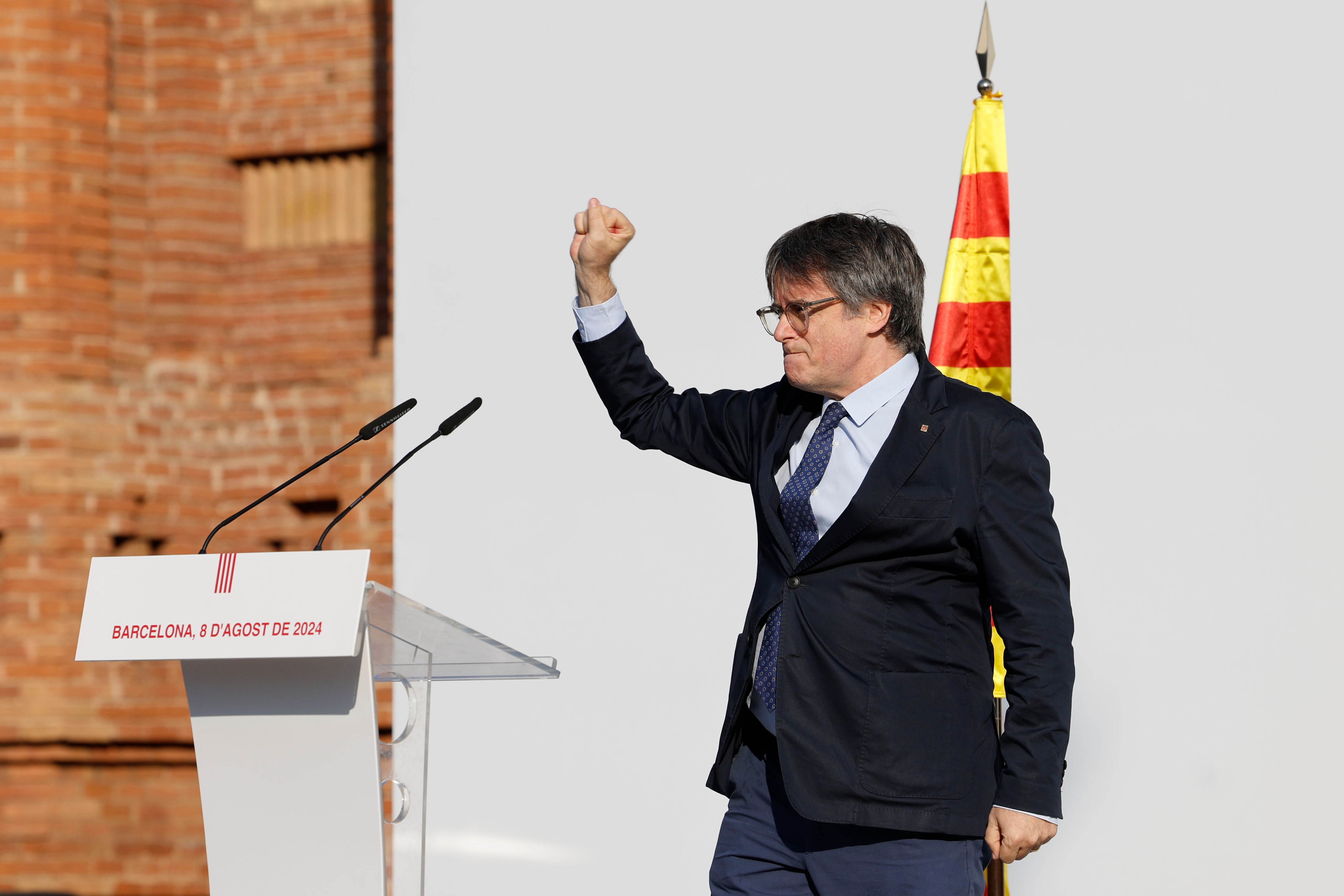 FOTODELDÍA BARCELONA, 08/08/2024.- El expresidente catalán Carles Puigdemont, interviene en el acto de bienvenida para el que miles de independentistas se congregan en el paseo Lluís Companys de Barcelona, junto al Parlamentantes. Tras casi siete años huido en el extranjero, y pese a la orden de detención nacional contra él, Puigdemont ha decidido regresar a Cataluña con la intención de asistir, este jueves 8 de agosto, a la investidura de Salvador Illa, por lo que es máxima la expectación y la incertidumbre por lo que pueda ocurrir en las próximas horas. EFE/ Alberto Estevez