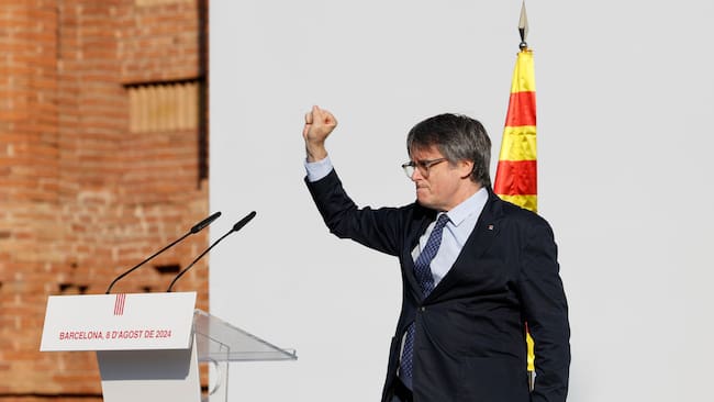 FOTODELDÍA BARCELONA, 08/08/2024.- El expresidente catalán Carles Puigdemont, interviene en el acto de bienvenida para el que miles de independentistas se congregan en el paseo Lluís Companys de Barcelona, junto al Parlamentantes. Tras casi siete años huido en el extranjero, y pese a la orden de detención nacional contra él, Puigdemont ha decidido regresar a Cataluña con la intención de asistir, este jueves 8 de agosto, a la investidura de Salvador Illa, por lo que es máxima la expectación y la incertidumbre por lo que pueda ocurrir en las próximas horas. EFE/ Alberto Estevez