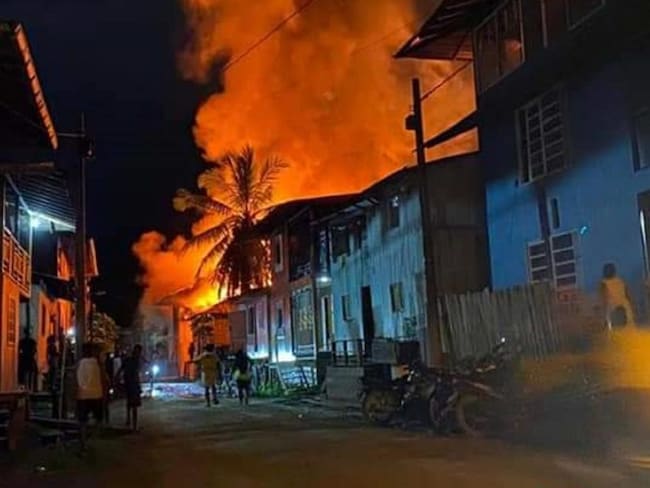 Fuerte incendio consume decenas de hogares en Riosucio, Chocó.