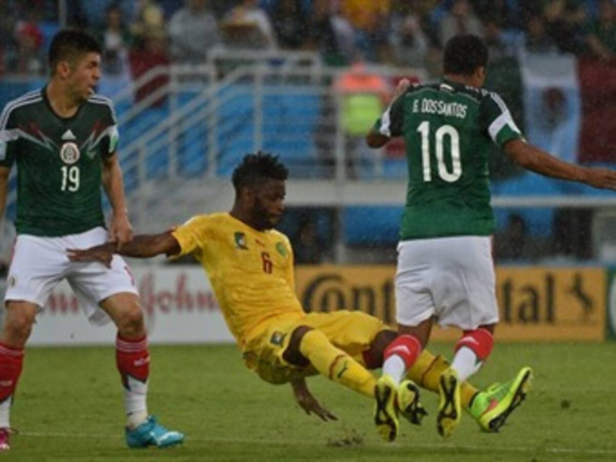 México vence 1-0 a Camerún en un festival de goles anulados