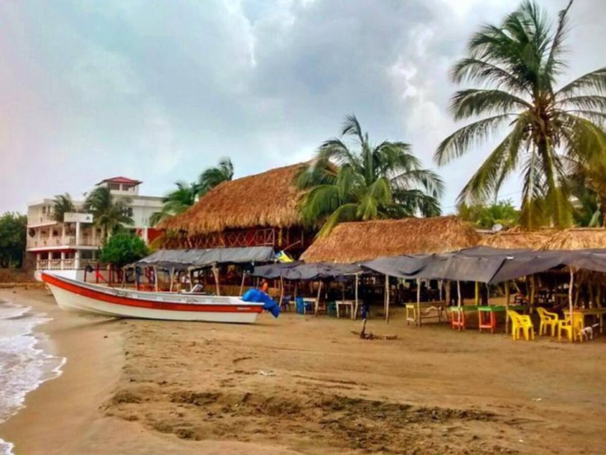 Playas de Santa Verónica reabren tras estragos de Iota